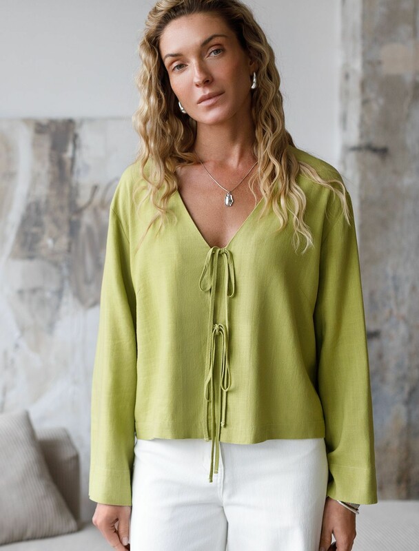 Укороченная свободная блузка с завязками и с V-вырезом изо льна с вискозой