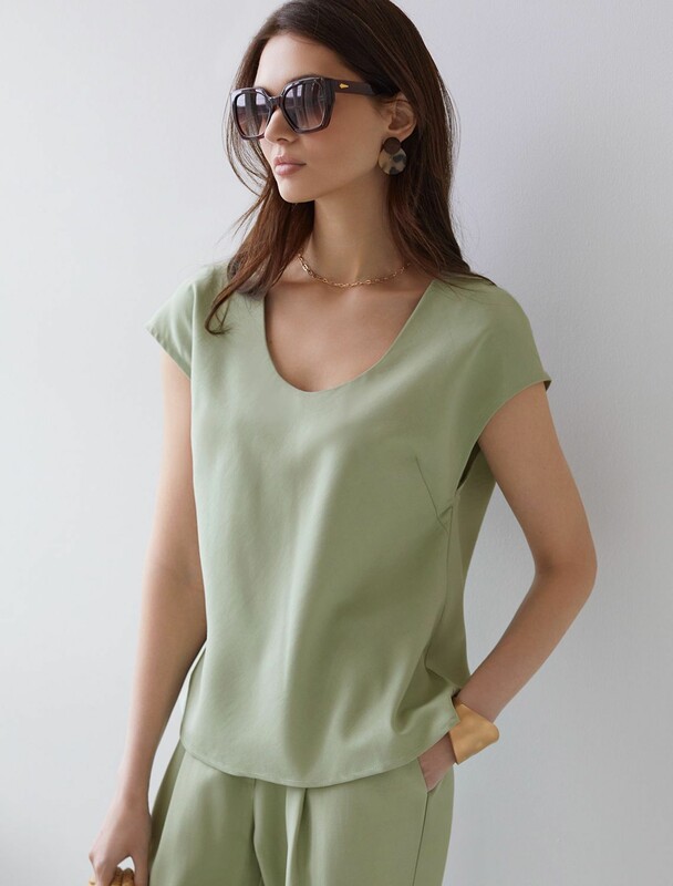 Блузка с U вырезом скроенная по косой из плотного лиоцелла