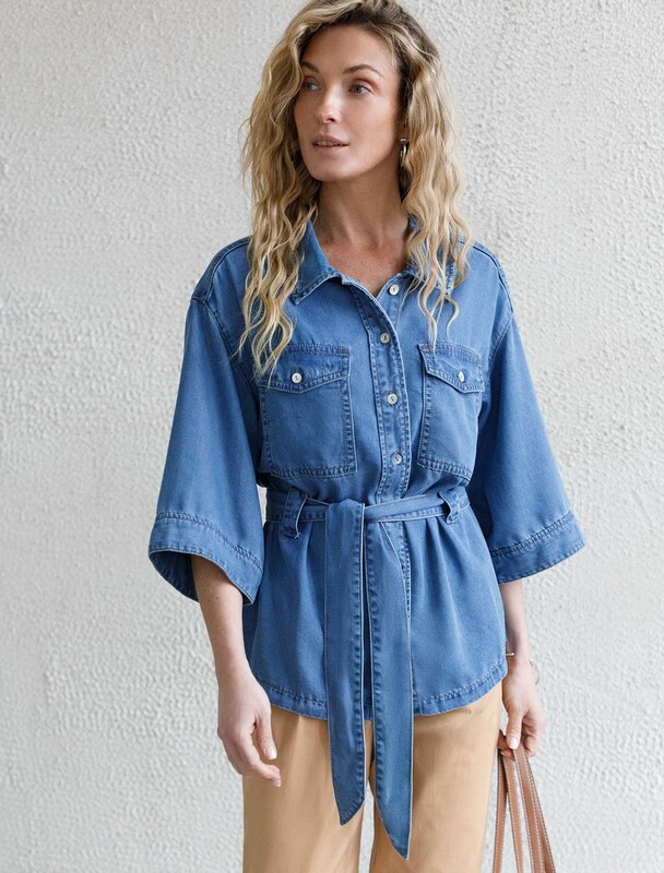 Удлиненная блузка с поясом и карманами из джинсового лиоцелла