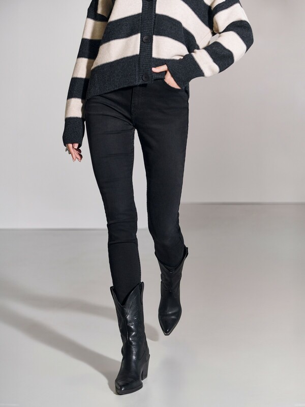 Skinny CONTE CON-671 Черные джинсы skinny с эффектом потертости и необработанным краем