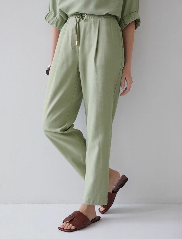 Брюки бананы с поясом на резинке из плотного лиоцелла