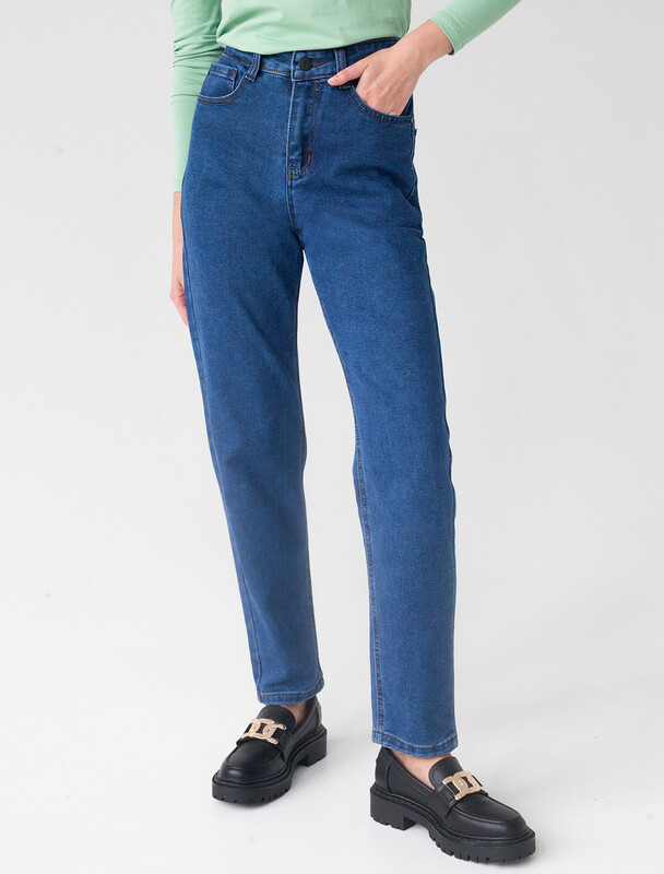 Плотно прилегающие джинсы mom-fit из эластичного денима.