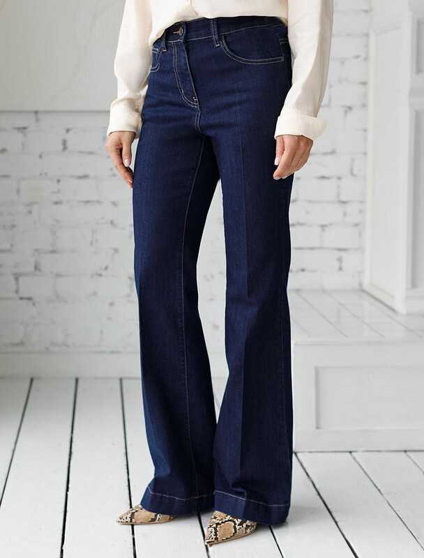 Джинсы клеш от колена из эластичного облегченного денима