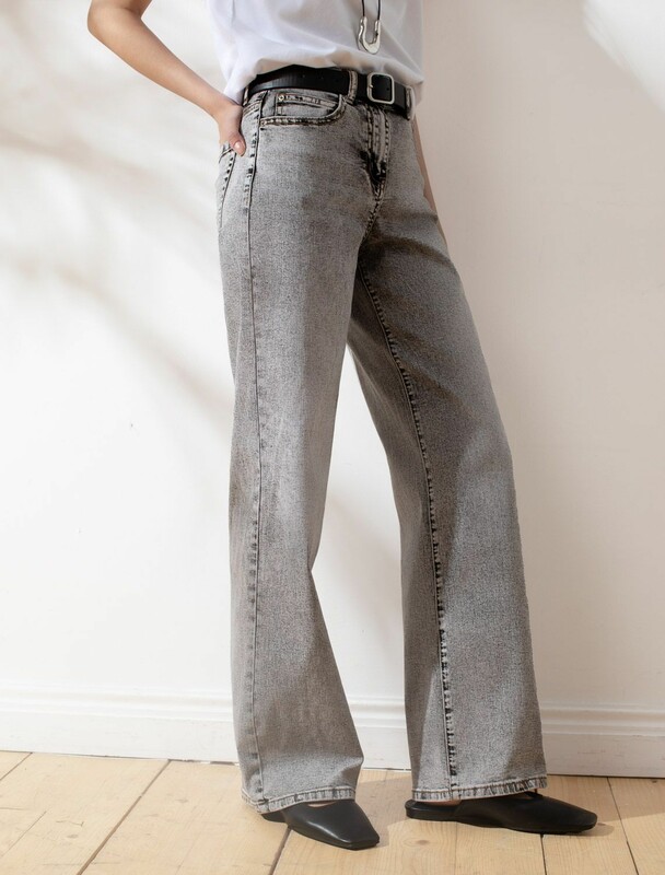 Джинсы трубы с декоративной стиркой из эластичного облегченного денима