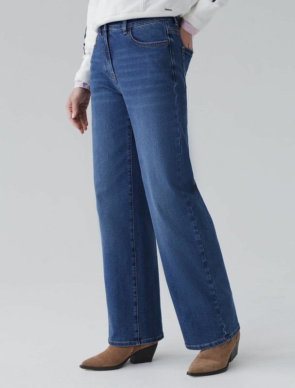 Джинсы трубы с декоративной стиркой из эластичного облегченного денима