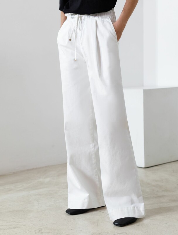 Широкие джинсы с поясом на резинке и с защипами из облегченного денима
