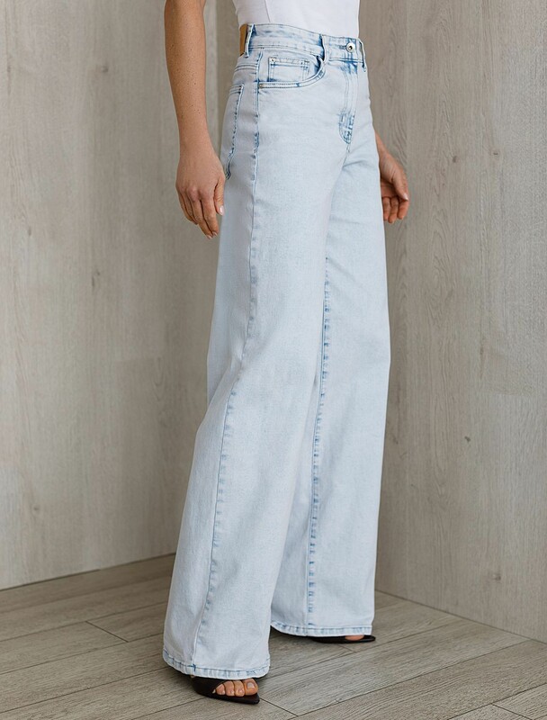 Джинсы трубы с декоративной стиркой из эластичного плотного денима