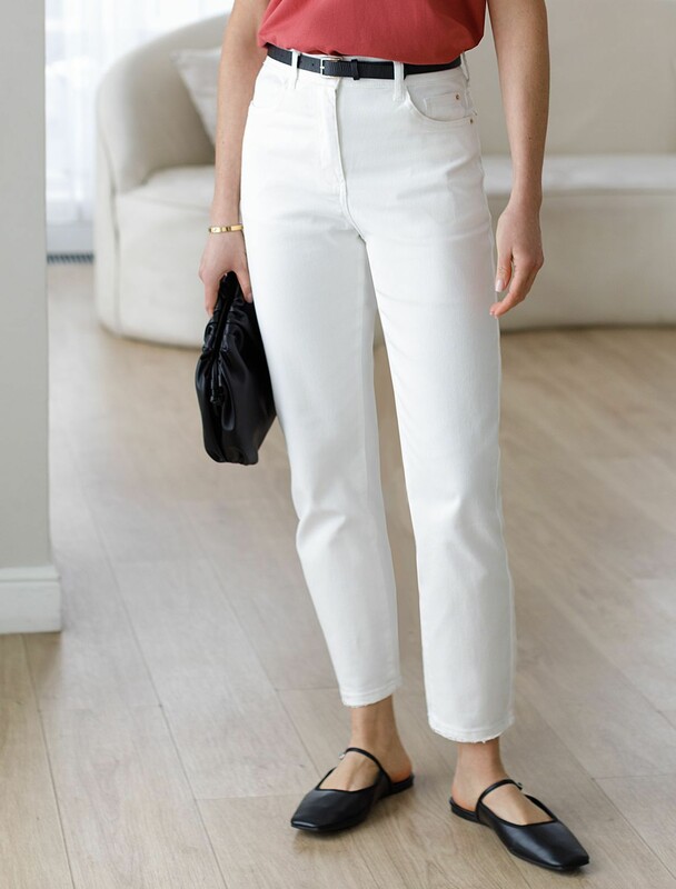 Укороченные джинсы c декоративной стиркой из эластичного плотного денима