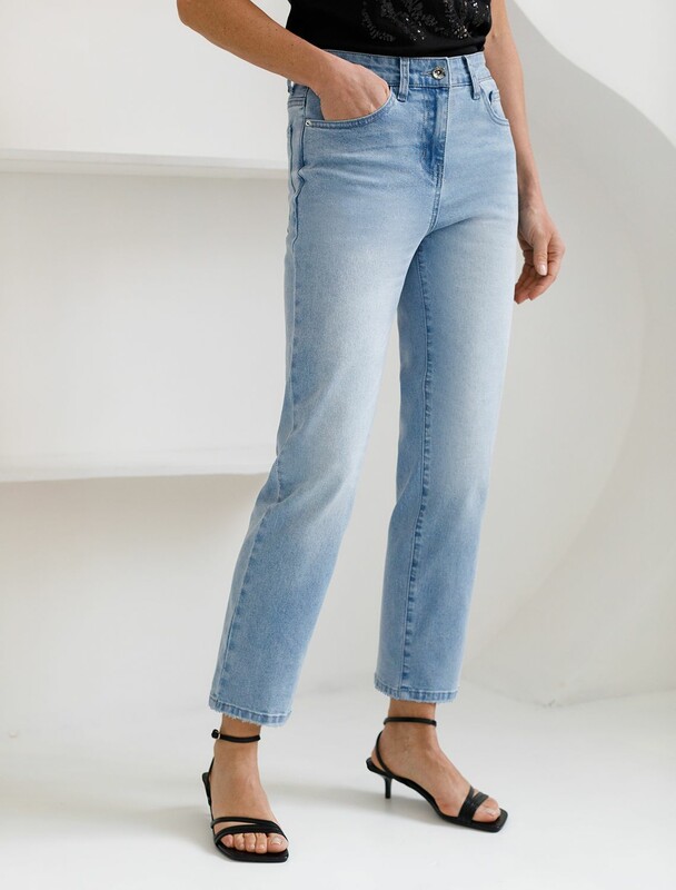 Укороченные джинсы c декоративной стиркой из эластичного плотного денима