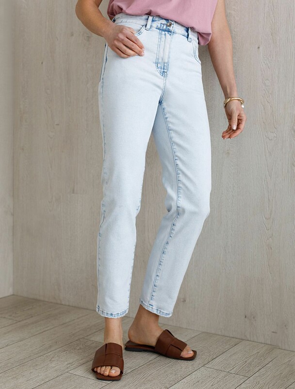 Укороченные джинсы c декоративной стиркой из эластичного плотного денима