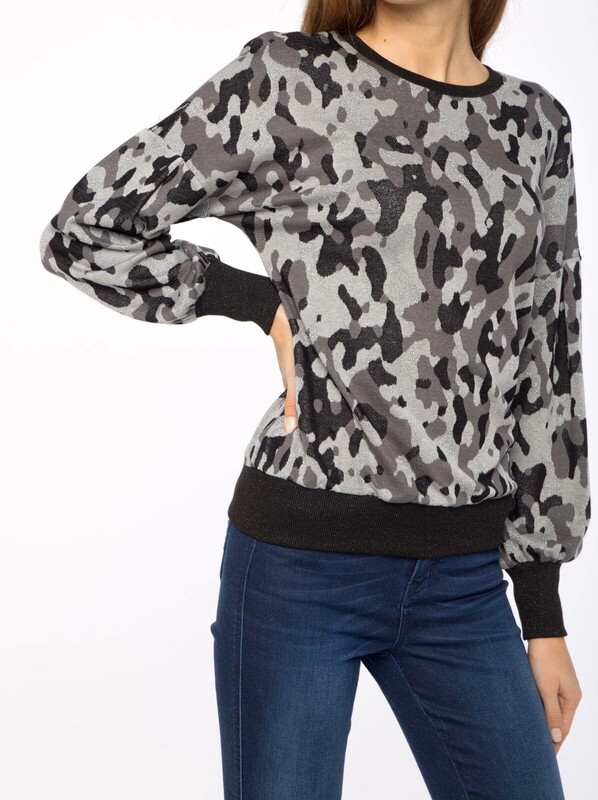 Джемпер женский CONTE Ультрамодный джемпер с принтом "камуфляж" и мерцающим блеском 839