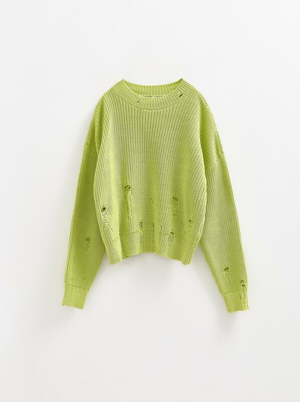 Вязаные джемперы CONTE Укороченный джемпер объёмного силуэта с имитацией разрывов LDK 2394