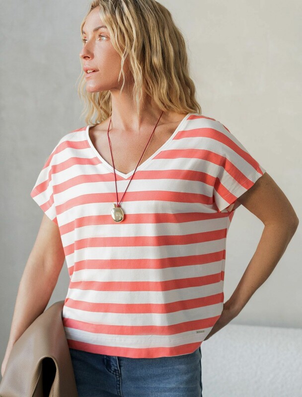 Футболка с V-вырезом и цельнокроеным рукавом из премиального хлопка