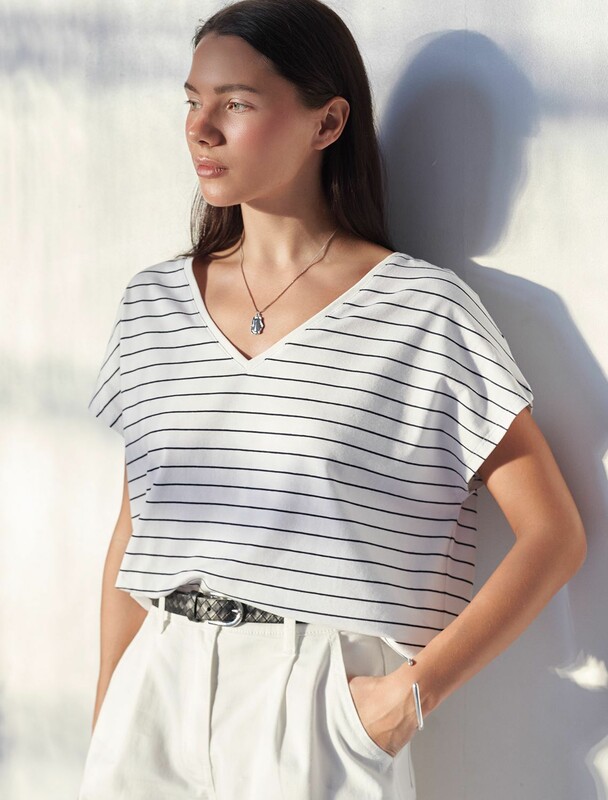 Футболка с V-вырезом и цельнокроеным рукавом из премиального хлопка