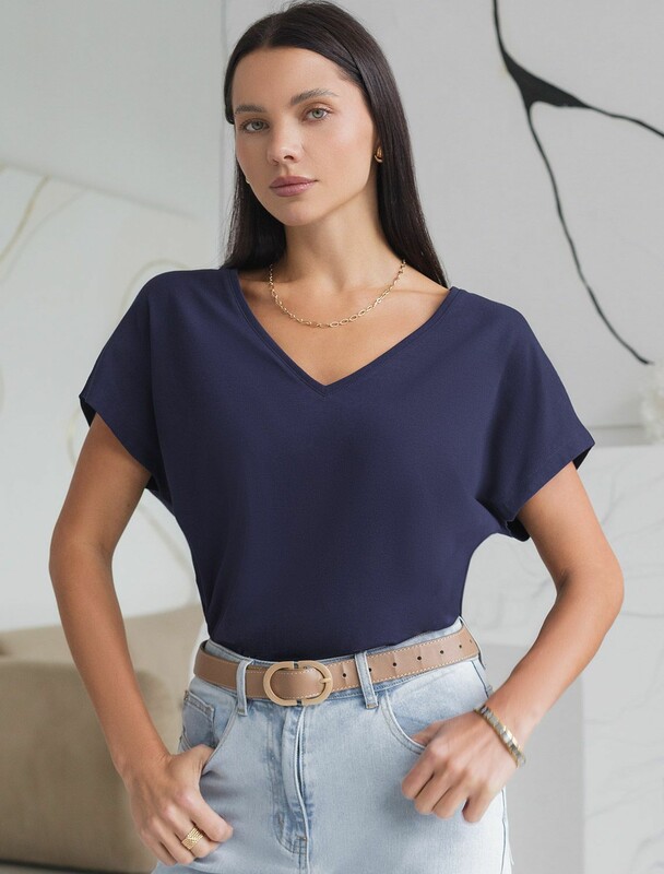 Футболка с V-вырезом и цельнокроеным рукавом из премиального хлопка