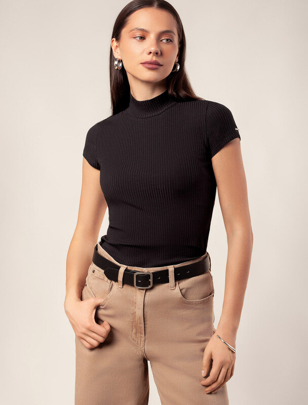 Футболка из фактурного трикотажа в рубчик