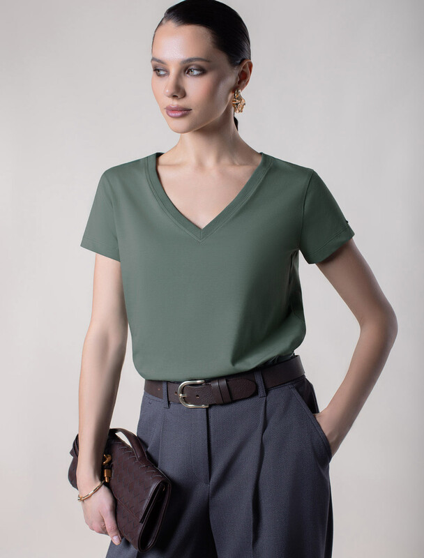 Футболка из премиального хлопка с V-образным вырезом