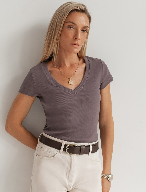 Футболкаиз плотного трикотажа в рубчик с V-образным вырезом