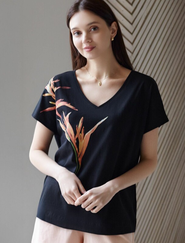 Свободная футболка с V-вырезом и цельнокроеным рукавом из 100% хлопка с принтом