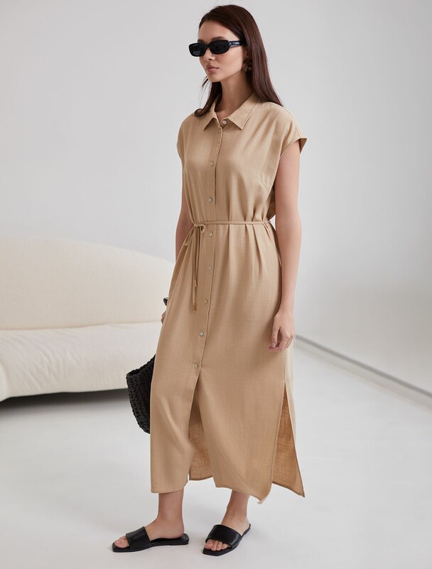 Длинное платье-рубашка с поясом и разрезами изо льна с вискозой