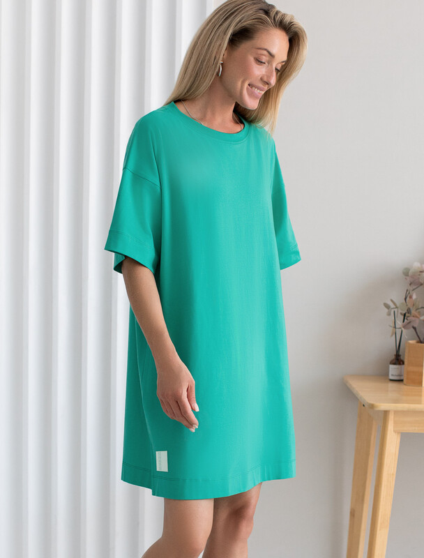 Платье из премиального хлопка с вышивкой на рукаве