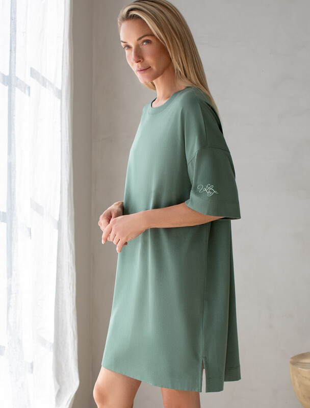 Платье из премиального хлопка с вышивкой на рукаве