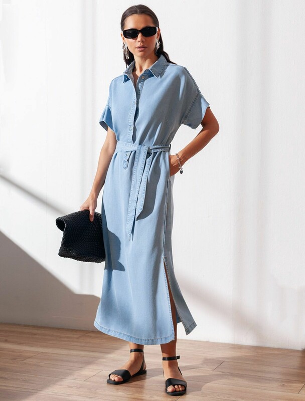 Длинное платье-рубашка с поясом и разрезами из джинсового лиоцелла