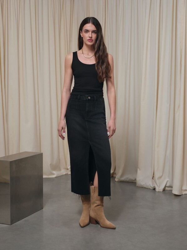 Актуальная коллекция CONTE CON-815 Чёрная джинсовая юбка-midi с вытачками и разрезом