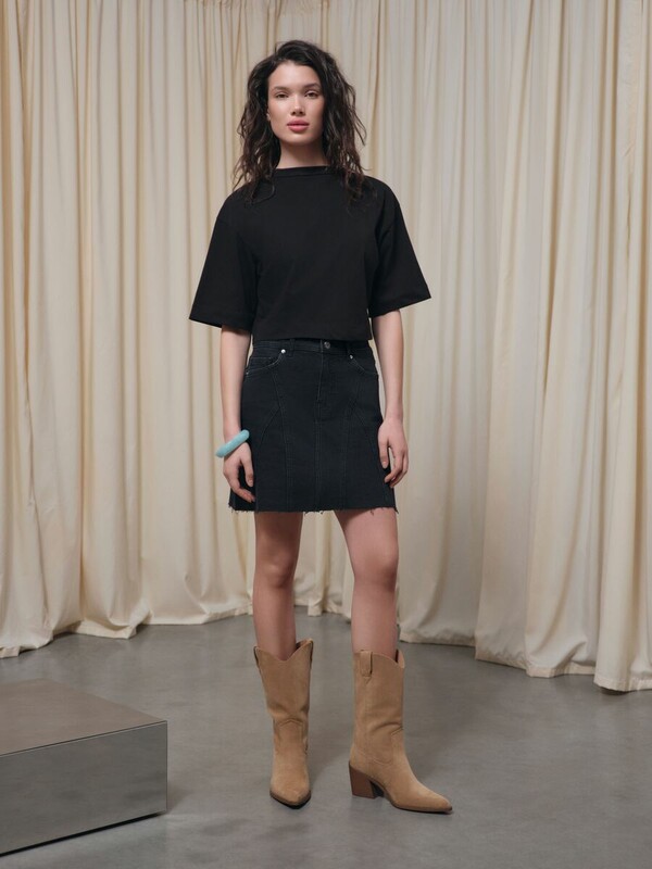 Актуальная коллекция CONTE CON-822 Чёрная джинсовая юбка-mini из eco-friendly с рельефными швами