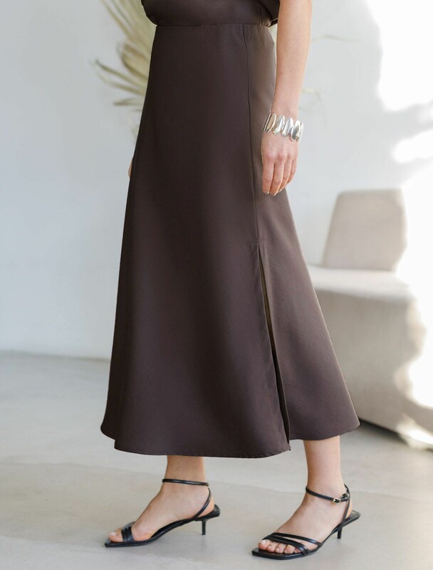 Юбка миди с разрезом скроенная по косой из плотного лиоцелла