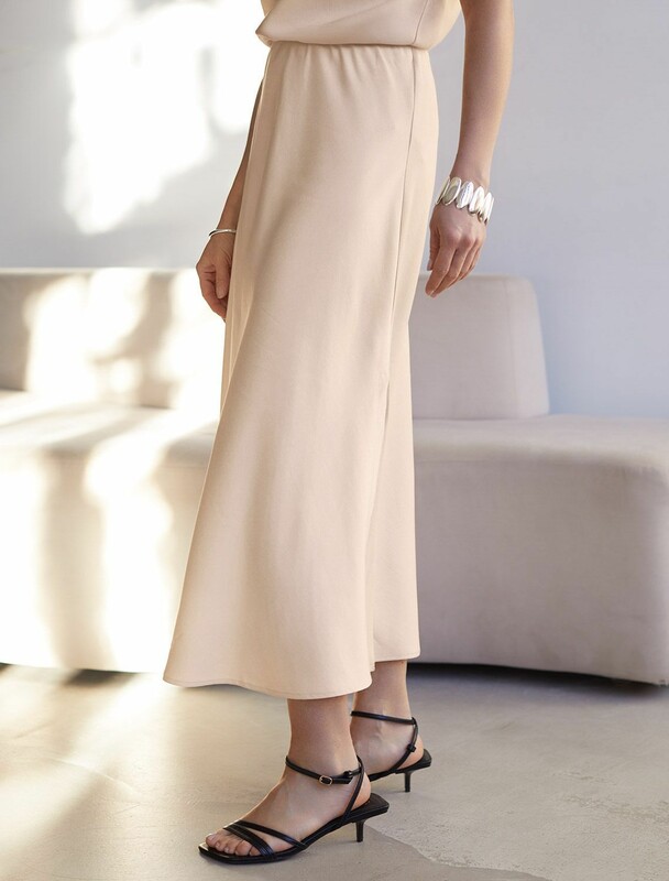 Юбка миди с разрезом скроенная по косой из плотного лиоцелла