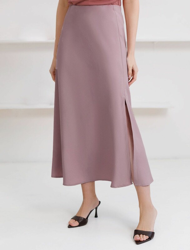 Юбка миди с разрезом скроенная по косой из плотного лиоцелла