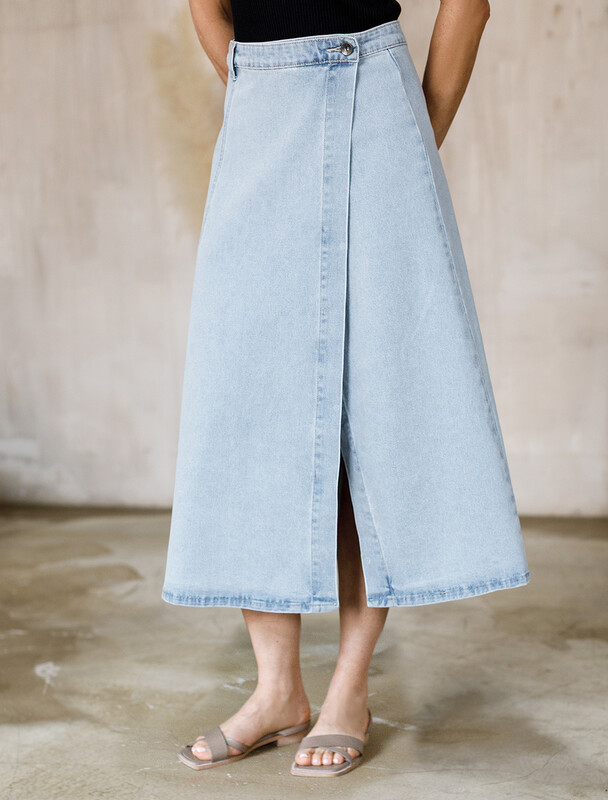 Юбка на запАх из эластичного денима