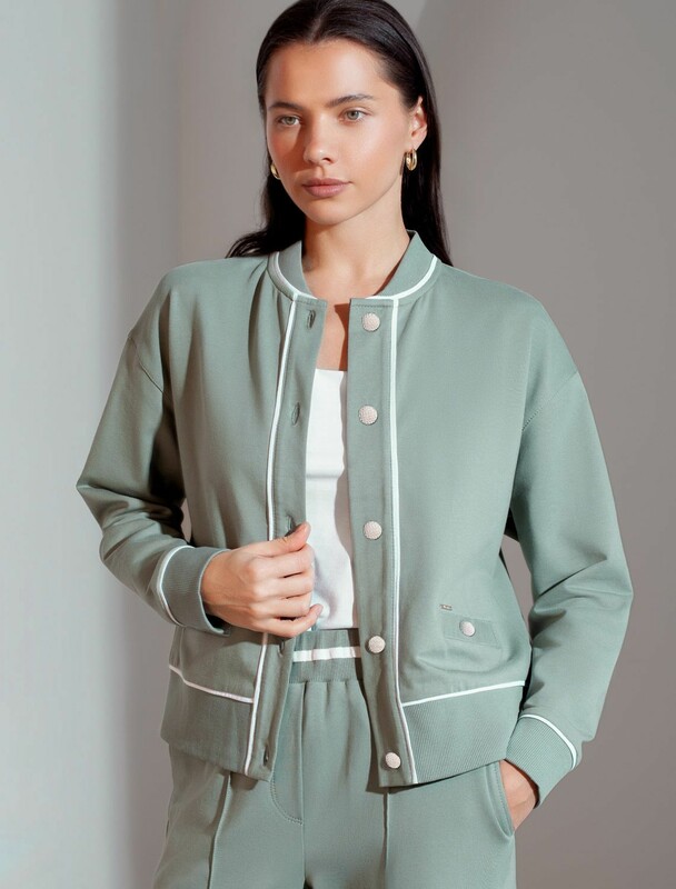 Бомбер среднего объема на пуговицах из футера двухнитки с эластаном