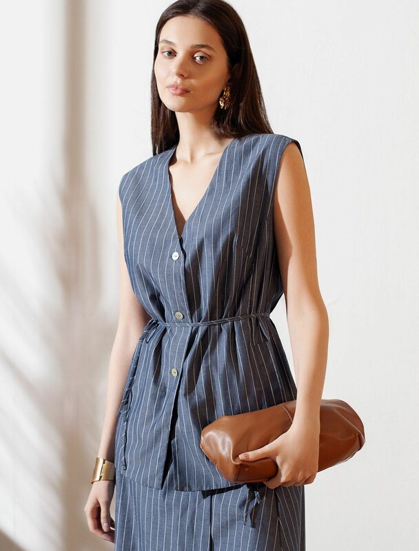 Удлиненный костюмный жилет в полоску с поясом из легкого хлопкового поплина