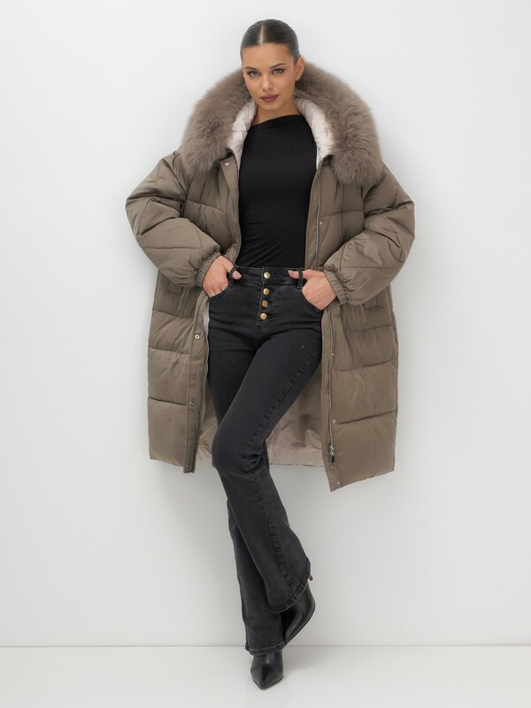 Пальто зимнее утепленное с мехом и капюшоном тренд коричневого цвета 7629K
