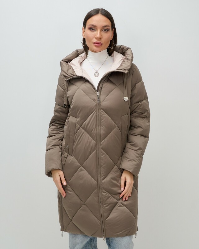 Пальто зимнее утепленное с капюшоном женское коричневого цвета 7637K