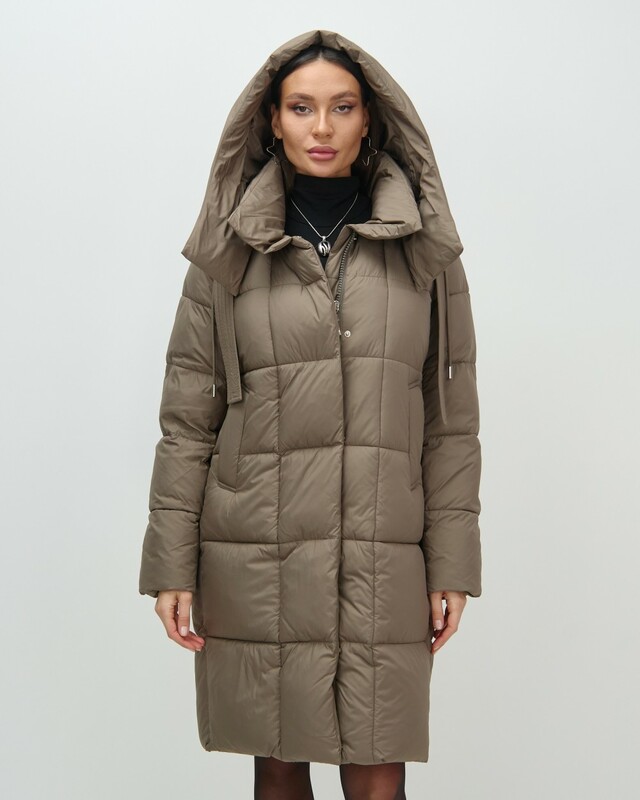 Пальто зимнее утепленное с капюшоном женское коричневого цвета 7700K