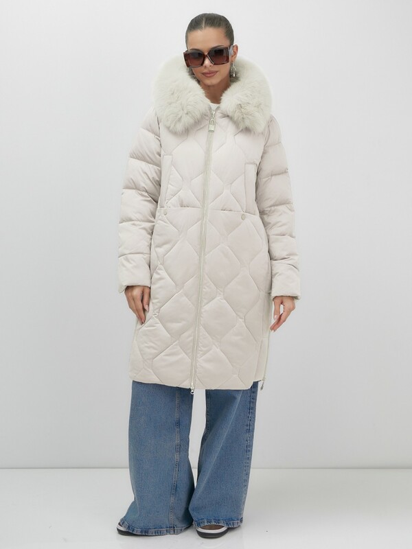 Пальто зимнее утепленное с мехом и капюшоном тренд бежевого цвета 7753B