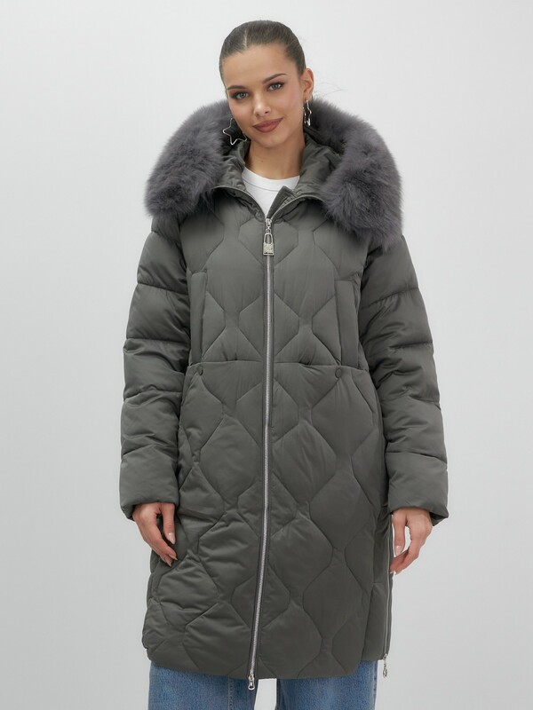 Пальто зимнее утепленное с мехом и капюшоном тренд темно-зеленого цвета 7753TZ