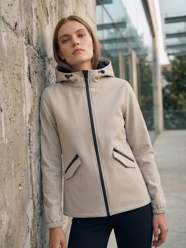 Ветровка женская софтшелл виндстоппер с капюшоном спортивная серого цвета 9612_1Sr