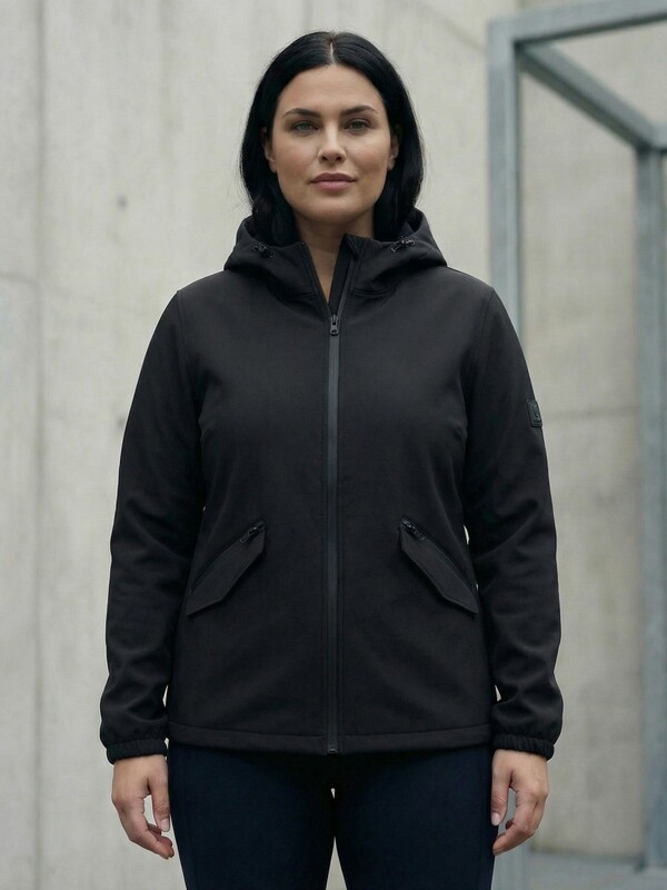 Ветровка женская софтшелл большого размера с капюшоном ветрозащитная черного цвета 9620_1Ch