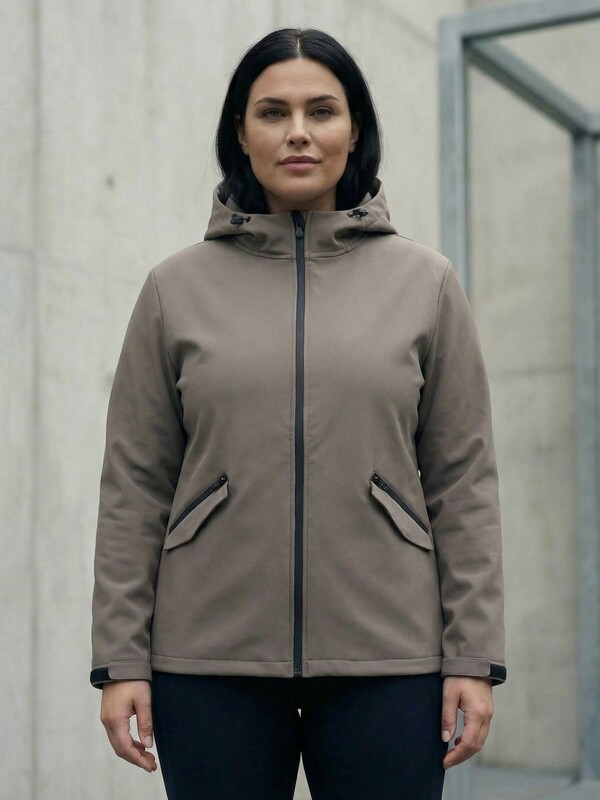 Ветровка женская софтшелл большого размера с капюшоном ветрозащитная светло-коричневого цвета 9620_1